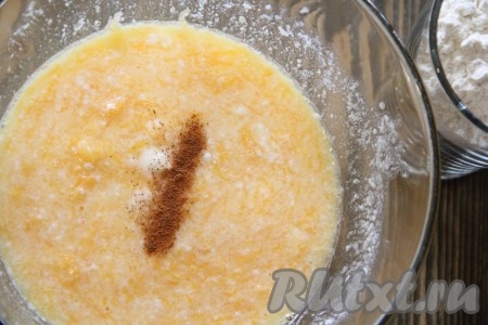 Затем всыпать ванилин и корицу, перемешать венчиком. Благодаря специям, у нас получатся очень ароматные и пряные оладьи.