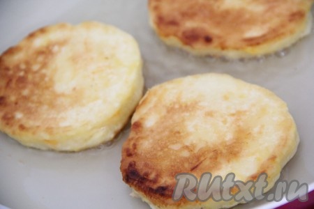 Жарить оладьи с двух сторон до золотистого цвета на среднем огне. Готовые оладушки переложить на тарелку, а из оставшегося теста пожарить на сковороде следующие партии оладий.
