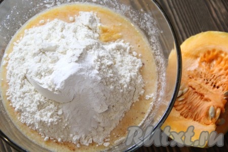 Затем добавить разрыхлитель и часть муки, тщательно перемешать.