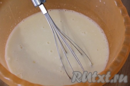 Влить кефир и добавить соль, тщательно перемешать до однородности.