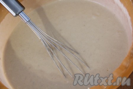 Тесто для гречнево-пшеничных блинов получится гладким, однородным, по консистенции чуть гуще, чем тесто на обычные блины.