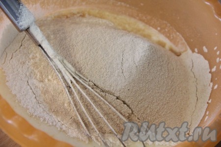 Затем всыпать просеянную пшеничную и гречневую муку, перемешать. Добавить соду, погашенную уксусом.