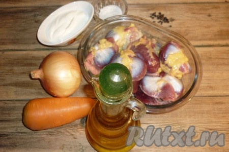 Подготовить продукты для приготовления куриных желудков, тушёных в сметане на сковороде. Сметану можно взять любой жирности.