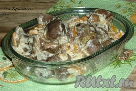  Куриные желудки, тушёные в сметане на сковороде
