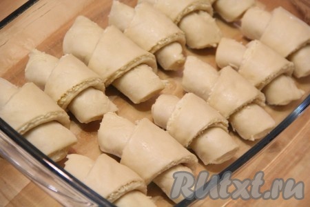 Выложить получившиеся рогалики неплотно друг к другу в форму, смазанную сливочным или растительным маслом, и оставить на 30 минут для расстойки в тепле.