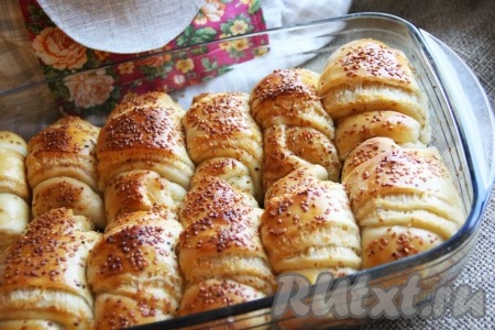 Готовую выпечку достать из духовки, слегка остудить в форме, а затем можно подавать к столу. Сырные булочки, приготовленные по этому рецепту, вкусны и в горячем, и в холодном виде. Они получаются воздушными, нежными, как круассаны. Эту изумительную выпечку можно подать и с молоком, и с чаем, и с кофе.