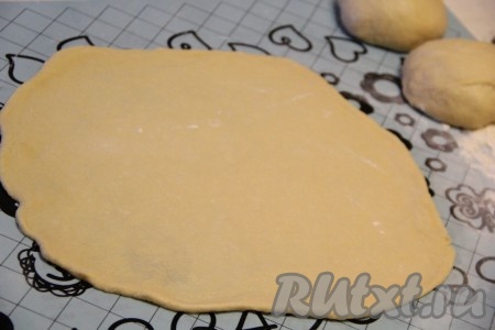 С помощью скалки раскатать каждую часть теста в круг. У меня диаметр каждого круга получился примерно 35 сантиметров.