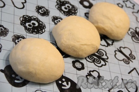 Тесто разделить на три равные части. Я для точности использовала кухонные весы.