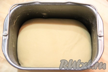 Если делаете замес вручную, тогда нужно в небольшую ёмкость всыпать дрожжи и сахар, влить 80 миллилитров тёплой воды (температура воды должна быть не выше 40 градусов, иначе дрожжи погибнут) и оставить минут на 10-15 (дрожжи начнут и работать и поверхность дрожжевой смеси запенится). Как только на поверхности дрожжевой смеси появится пышная шапочка, приступаем к замесу теста. В глубокую миску вливаем 100 миллилитров кефира комнатной температуры, добавляем яйца, растительное масло, соль и запенившуюся дрожжевую смесь, перемешиваем, всыпаем частями просеянную муку, перемешивая дрожжевое тесто вначале ложкой. Когда тесто станет достаточно густым, продолжаем замешивать его руками, всыпая по мере необходимости муку. Добавляя муку, учитывайте, что тесто должно получиться нежным, мягким, не липнущим к рукам. Миску с дрожжевым тестом накрываем полотенцем и оставляем в тепле часа на 1,5 (тесто хорошо поднимется, увеличившись в объёме раза в 2-3).