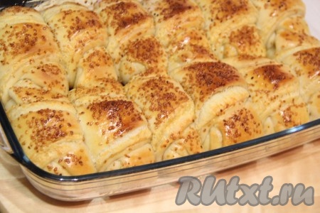 Выпекать сырные булочки минут 25 (до золотистого цвета) при температуре 180-200 градусов.