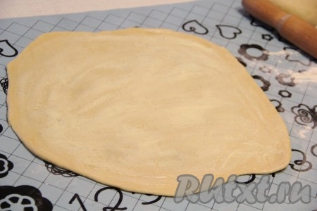 Смазать первый круг из теста частью сливочного масла комнатной температуры.