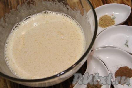 Взбить яично-тыквенную массу миксером до однородности.