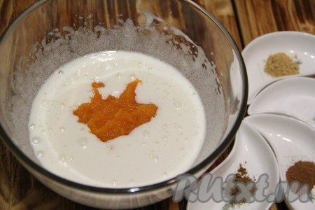 К яйцу, взбитому с сахаром, добавить тыквенное пюре.