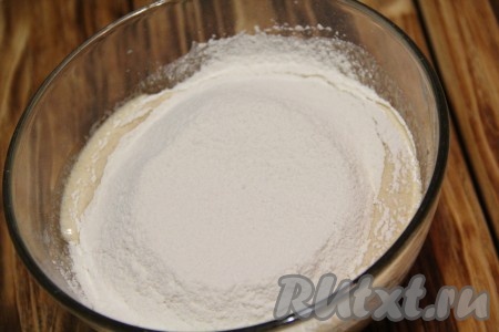 Затем частями всыпать просеянную муку, перемешивая тесто силиконовой лопаткой.