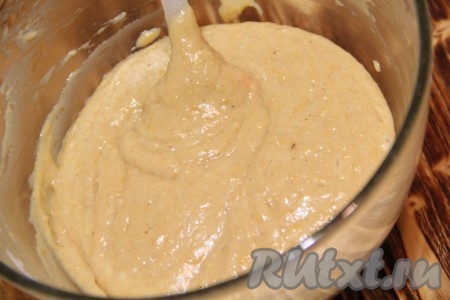 Добавляя муку, учитывайте, что тесто должно получиться гладким, блестящим, в меру густым, напоминающим сметану средней жирности.