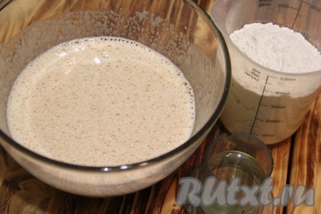 Влить растительное масло и ещё раз взбить.