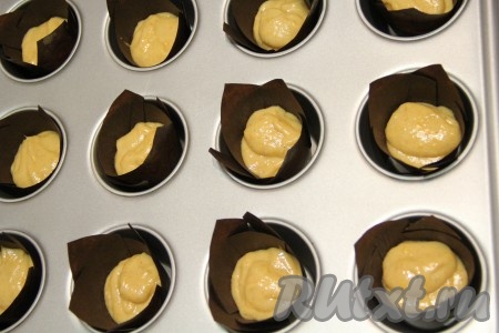 Разложить тесто по формочкам, заполняя их на 2/3 объёма. Я использовала бумажные вкладыши для выпекания кексов. Если вы не используете вкладыши и выпекаете не в силиконовых формочках, тогда перед выкладыванием теста смажьте формочки немного маслом.