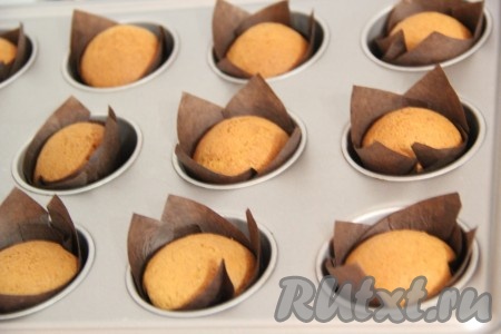 Выпекать тыквенные маффины в разогретой духовке при температуре 180-200 градусов примерно 20 минут. Время выпечки зависит от размера маффинов. Готовность проверить сухой зубочисткой (для этого просто проколите маффин сверху, если зубочистка останется чистой и сухой, значит кексики уже готовы, сразу доставайте их из духовки).