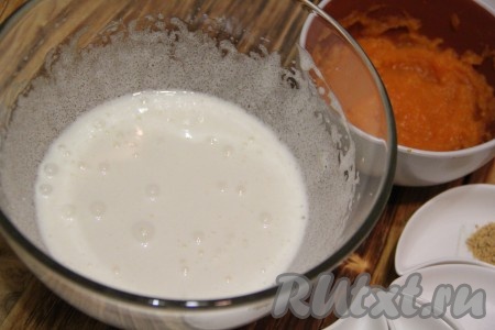 С помощью миксера взбить яйцо с сахаром до увеличения в объёме и посветления массы (в течение 4-5 минут).