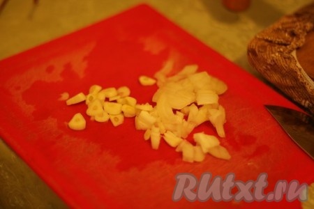 Лук и чеснок покрошить.