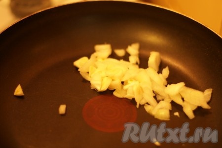 Обжарить лук и чеснок на сухой сковородке в течение 3-4 минут.

