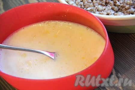  Соединить молоко и яйца. Слегка перемешать смесь вилкой.