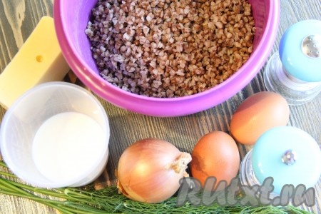 Подготовить продукты для запеканки. Гречку предварительно сварить до готовности, кстати, можно использовать гречневую кашу, оставшуюся после обеда или ужина.
