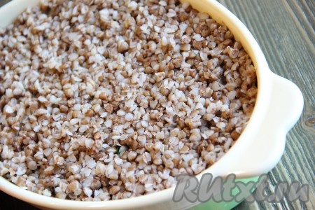 Затем выложить остальную вареную гречку и аккуратно разровнять.