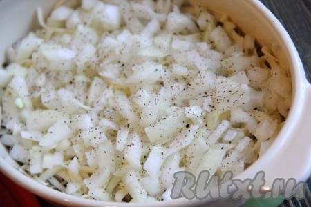 Выложить лук поверх сыра, поперчить и посолить.