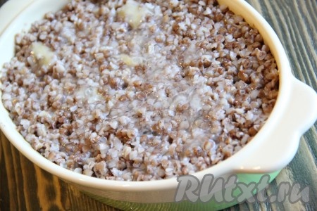  Вылить получившуюся смесь поверх гречки.