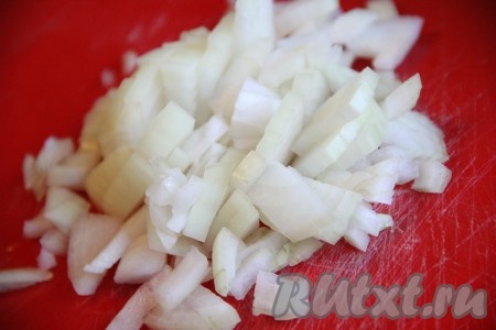 Лук почистить и мелко нарезать.