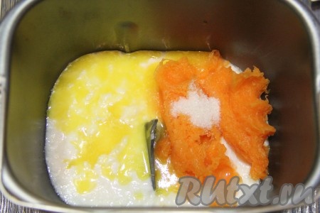 Сливочное масло растопить. Добавить в ведёрко растопленное сливочное масло и сахар.