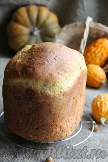 Готовый тыквенный хлеб слегка остудить в ведёрке хлебопечки, а затем достать и полностью остудить на решётке. Вот такой высокий и красивый хлебушек получается. А на разрезе он воздушный и с тонкой хрустящей корочкой.