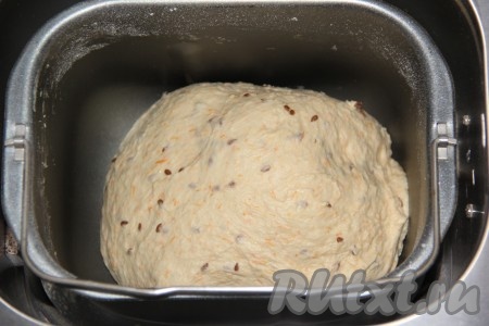 Режим выпечки хлебопечки выставить "Основной" или "Белый хлеб" (у меня этот режим занимает 3 часа 30 минут). Вес буханки - 1 кг, цвет - "Средняя корочка". Контролируйте формирование колобка, возможно, придётся добавить немного муки, всё зависит от сочности тыквы. Колобок должен быть гладким и не липнущим к стенкам ведёрка.
