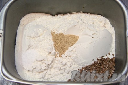 Затем добавить муку, семена льна, соль и дрожжи. Закладку продуктов производить так, как указано в инструкции к Вашей хлебопечке.
