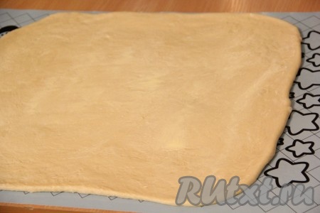 Смазать пласт теста размягченным маслом.