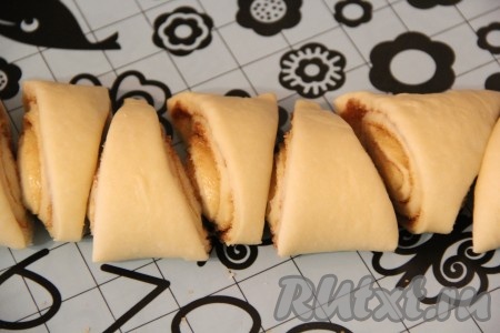 Разрезать рулет на треугольники.