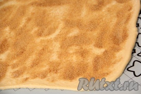 Затем посыпать тесто сахарно-пряной смесью.