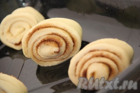 Получившиеся дрожжевые булочки с корицей выложить на противень и оставить на 20 минут для расстойки.