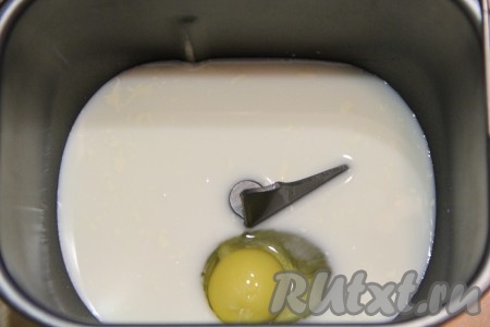 Замес теста я сделала в хлебопечке, но можно приготовить и вручную. Тёплое молоко, яйцо и сахар добавить в ведёрко хлебопечки.