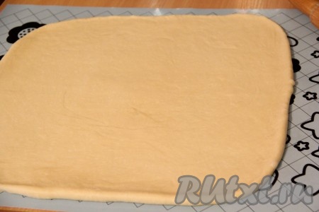 Скалкой раскатать тесто в прямоугольный пласт.