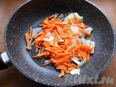 Лук и морковь очистить и нарезать или на кусочки, или на брусочки, или как вам удобно. Поместить овощи в сковороду с растительным маслом.