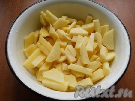 Затем поставить кастрюлю на огонь, довести воду с горохом до кипения, убрать пену. Варить горох на минимальном огне (не солить!) 40-60 минут. Попробуйте сам горох, если он не твёрдый и начал развариваться - готово. Картофель очистить и нарезать на кусочки.