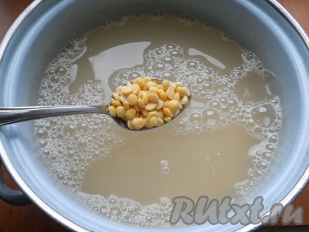 Горох промыть водой. Затем выложить горох в кастрюлю, в которой будете готовить суп, залить 3 литрами холодной воды, оставить на 3-4 часа.&nbsp;