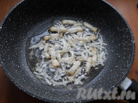 Никакого жира добавлять не нужно, любое сало вытопится, жира и так будет много. Поставить сковороду на средний огонь, жарить сало до золотистого цвета, пока не вытопится жир. Если шкварки не любите, обжаривайте сало несколько минут, а потом уберите со сковороды (я убирать не стала). Добавить в сковороду нарезанный репчатый лук.
