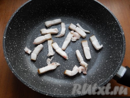 Сало можно использовать как свежее, так и соленое. Если готовите с соленым салом, то блюдо можно не солить. Сало нарезать небольшими брусочками, поместить в сковороду.
