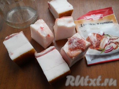 Тщательно вымыть банку объёмом 0,75-1 литр. Сало нарезать на куски, чтобы они поместились в банку. Подготовить специи. В качестве специй я взяла приправу для сала и шпика (в составе - паприка, куркума, кориандр, молотые чёрный и красный перцы, мускатный орех, молотые тмин и пажитник, сушёные лук и чеснок).