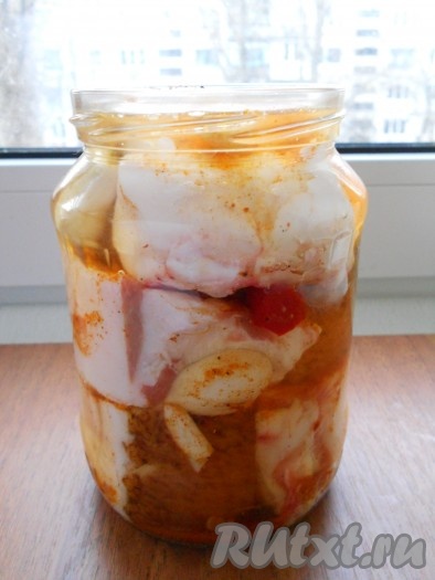 В кастрюльку влить воду, добавить соль, перемешать, довести до кипения, проварить с момента закипания на небольшом огне 2 минуты, чтобы соль полностью растворилась. Рассол остудить до комнатной температуры и залить им подготовленное сало. Рассол должен покрывать сало полностью.