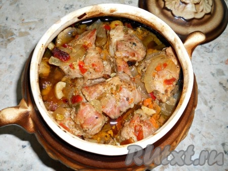 И сверху - оставшуюся свинину. Влить в горшочек 50 миллилитров воды. Горшочек накрыть крышкой, поставить в холодную или тёплую духовку, затем разогреть духовку до 180-190 градусов и готовить свинину с грибами около 1,5 часов (мясо должно стать мягким, "тающим во рту").