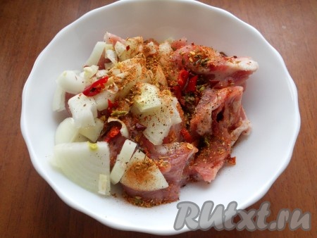 К мясу с луком всыпать специи (я добавила специи для мяса, 4 колечка перца чили и 1 чайную ложки кусочков сушёной паприки).